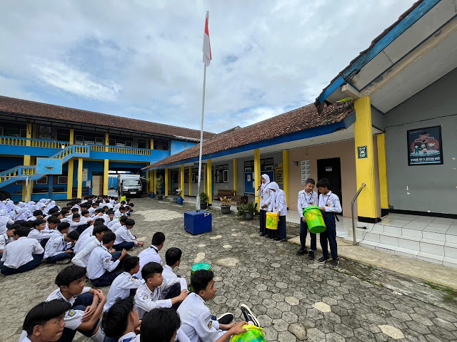 📢 BERITA SEKOLAH – KOKURIKULER SMP UTAMA MUHAMMADIYAH SUMBANG Siswa Presentasikan Tong Sampah Organik & Anorganik sebagai Wujud Literasi Lingkungan